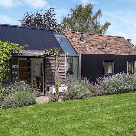 Wrens Nest Villa Chippenham  Exterior photo