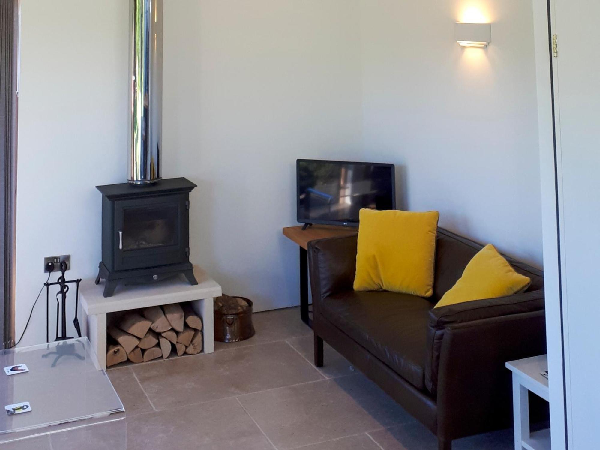 Wrens Nest Villa Chippenham  Exterior photo